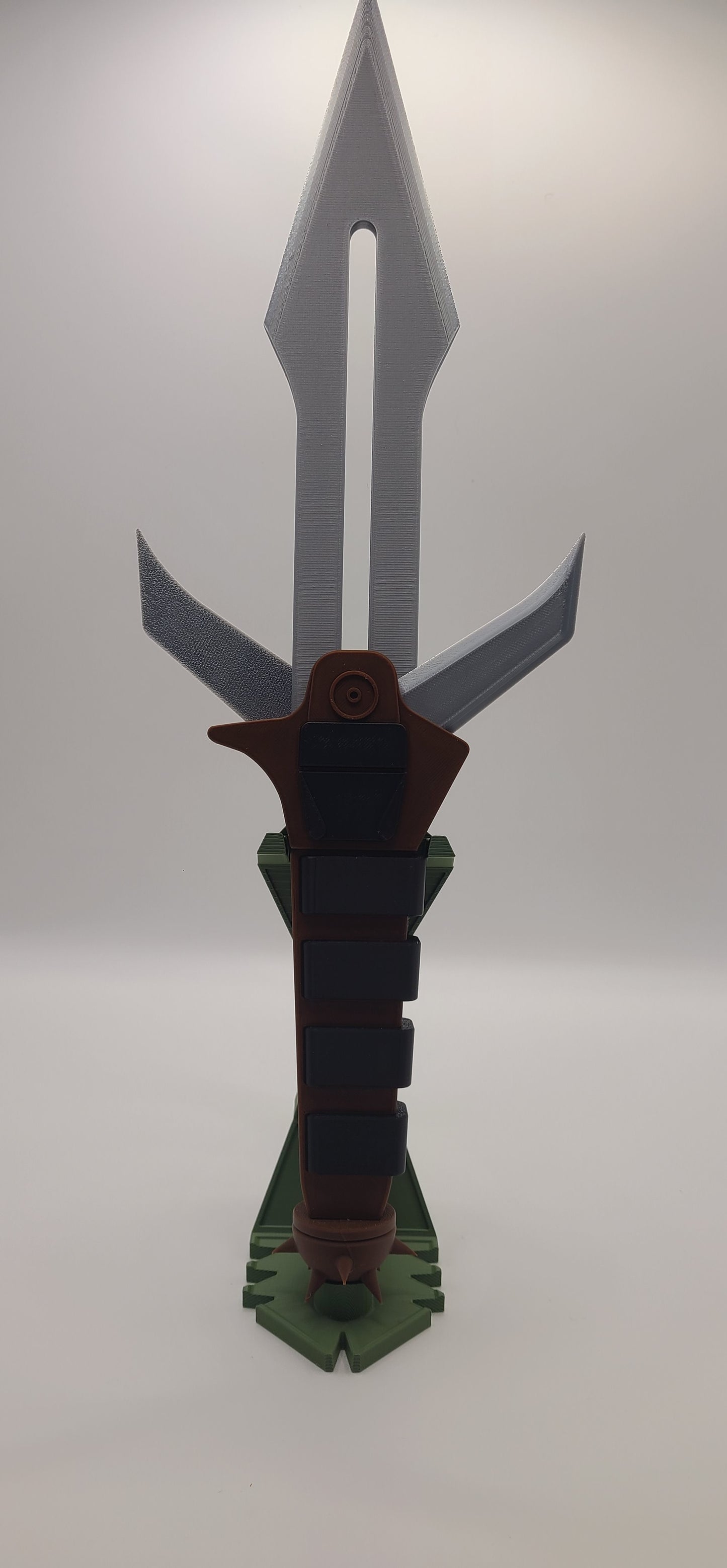 Klingon D’k Tahg Knife Replica with Display Stand
